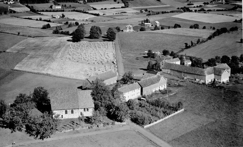 Logtun kirke med kirkegård